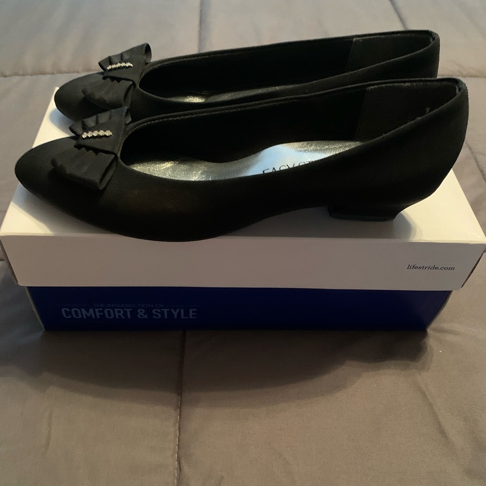 Women low heeled dress shoes